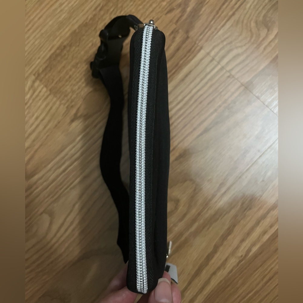 HYPR -Stylish Black Belt Bag - Picture 4 of 4